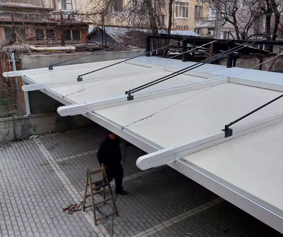 Висяща автоматизирана пергола — монтирана към стена без предни колони