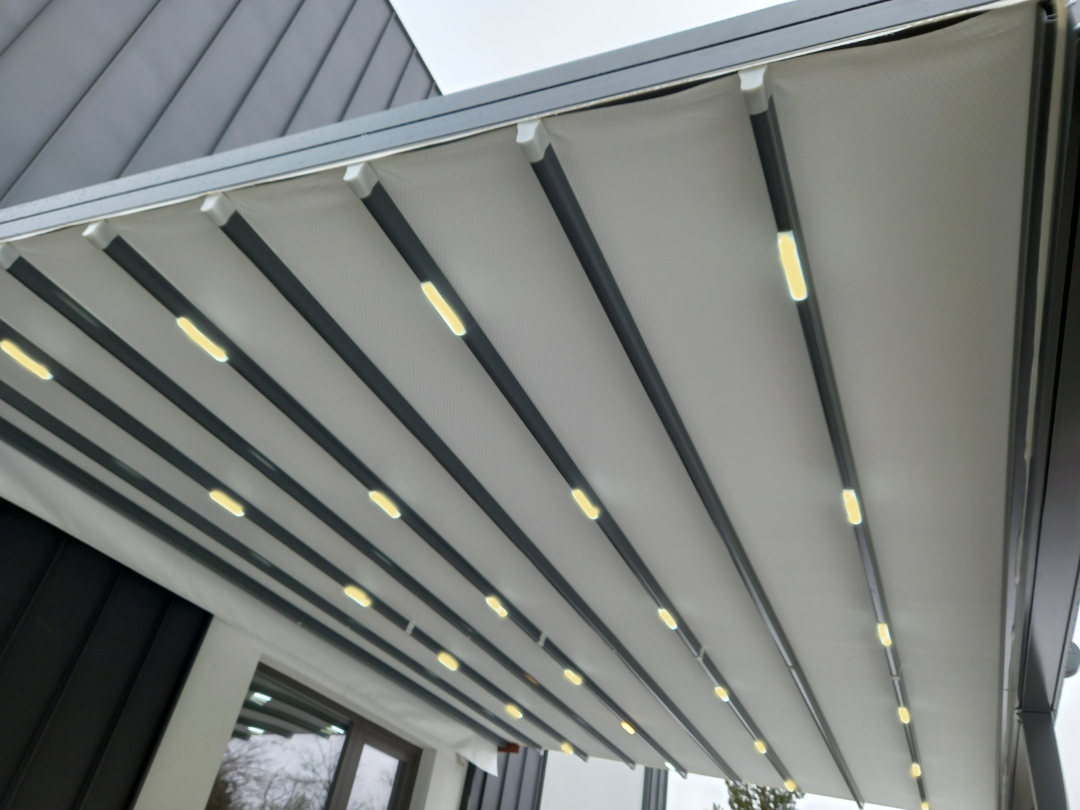 Пергола с LED осветление с топла светлина