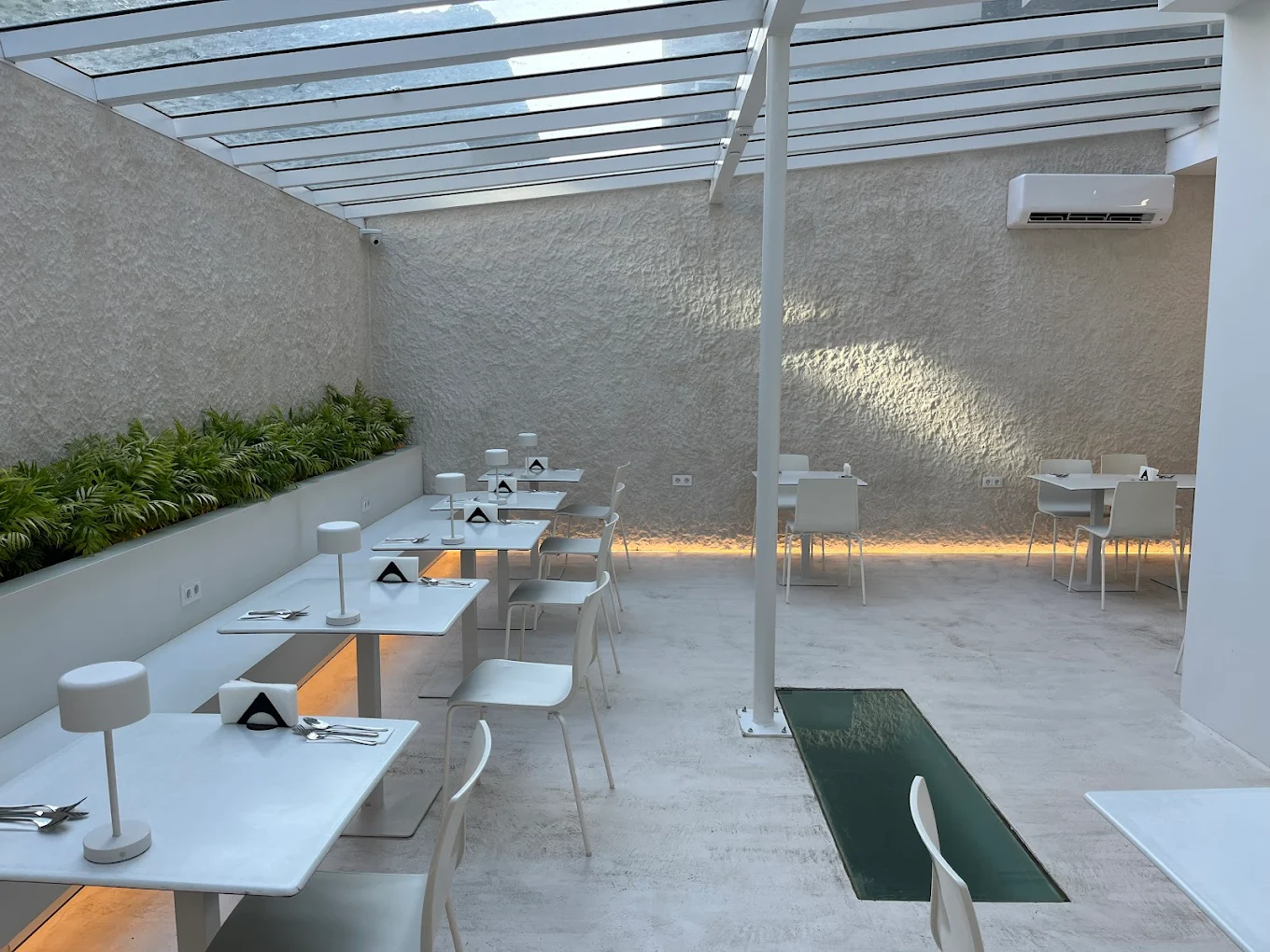 Зимна градина с алуминиев стъклен покрив — Hotel Hello Plovdiv, Пловдив