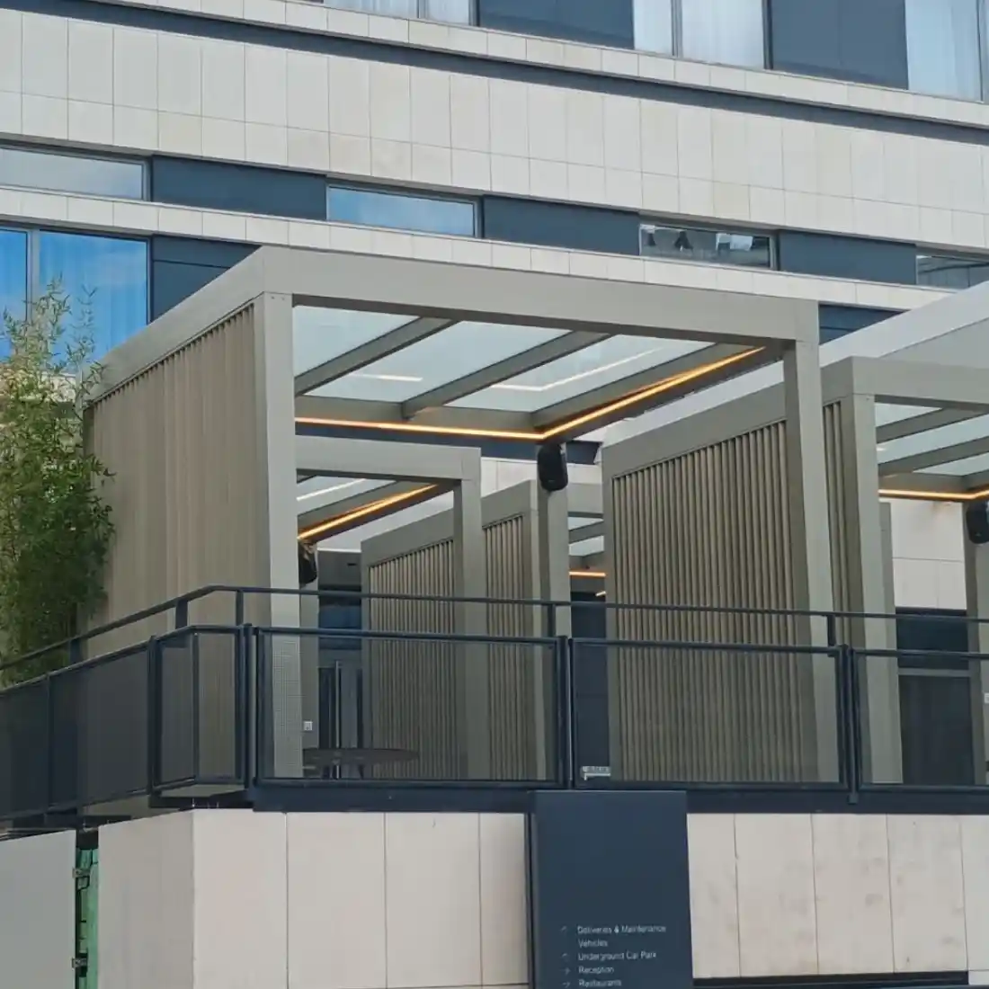 HOMEPLAST SKY — хоризонтален стъклен покрив с алуминиева конструкция в стил биоклиматична пергола и LED осветление