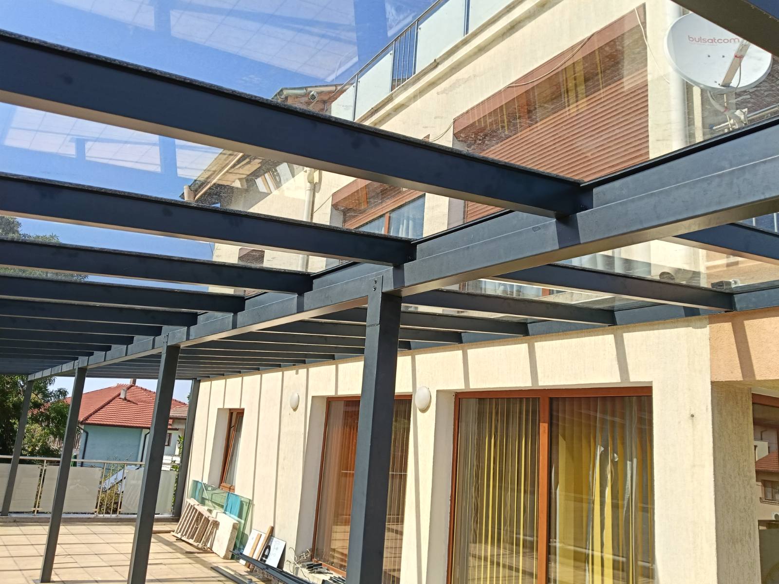 Стъклен покрив HOMEPLAST SKYLINE върху черна метална носеща конструкция — тераса с голяма проекция, кв. Малинова долина, София, септември 2026